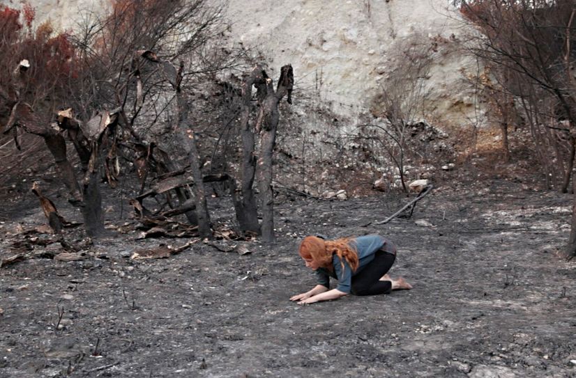 Ausschnitt aus der Videoinstallation "They burned it all" (2022) von Fatma Bucak.