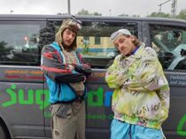 Günther und Hindrich (v. l.) unterstützen den Jugendring Sächsische Schweiz-Osterzgebirge bei der Begeisterung der Jugend für die Wahlen. In ihrem Transporter befragen sie die Kandidaten des Wahlkreises zu jugendrelevanten Themen. Foto: Jugendring SOE e.V.