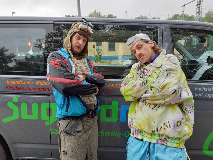 Günther und Hindrich (v. l.) unterstützen den Jugendring Sächsische Schweiz-Osterzgebirge bei der Begeisterung der Jugend für die Wahlen. In ihrem Transporter befragen sie die Kandidaten des Wahlkreises zu jugendrelevanten Themen. Foto: Jugendring SOE e.V.