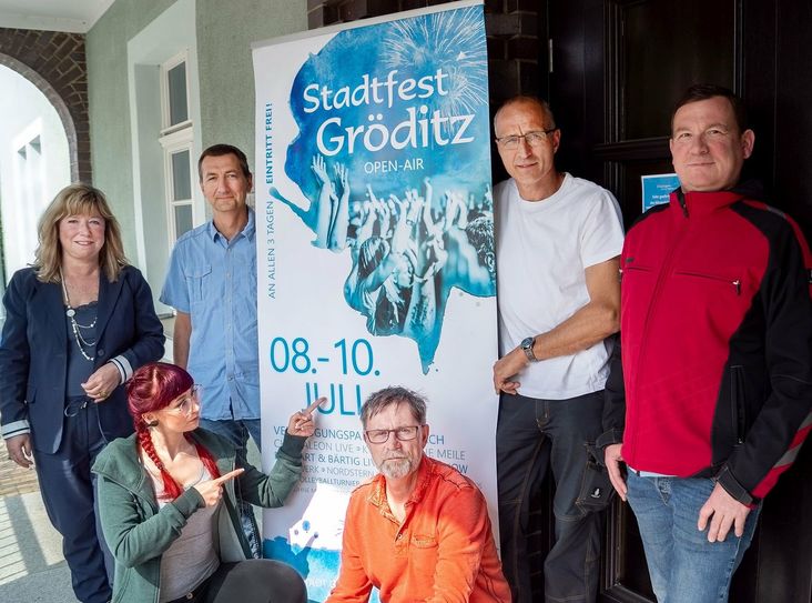 Das Orga-Team der Stadtverwaltung Gröditz (im Bild: Katrin Müller, Stefanie Bogatzki, Heiko Brabetz, Norbert Both, Michael Donat und Gunter Wendt) arbeitet auf Hochtouren, damit zum Stadtfest alles reibungslos abläuft. Ein abwechslungsreiches Programm für Jung und Alt an mehreren Locations der Meile ist festgezurrt. Foto: Stadt