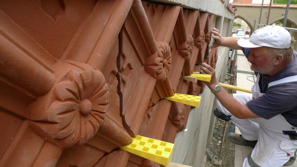 Jetzt sollen auch die anderen Gebäudeteile und das Dach auf diese Weise restauriert werden.  Weil die Fördermittel nicht reichen, werden Spender für das aufwändige Verfahren gesucht.         Foto: pm