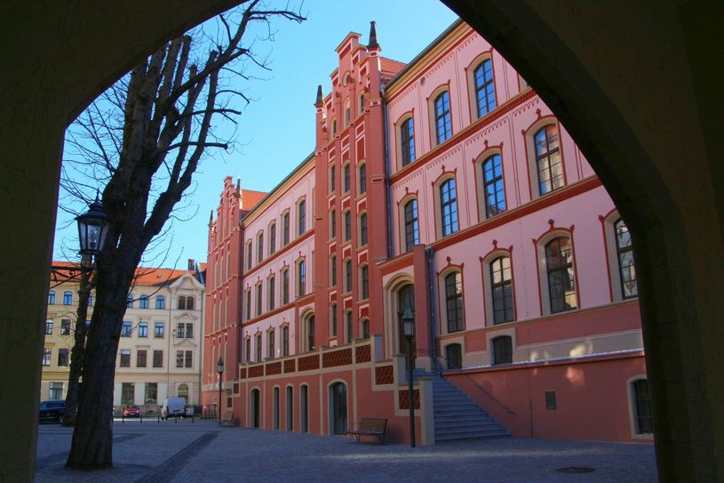 Anbau der neuen Kreuzblumen an der Eingangsseite der Roten Schule in 2017 ist gelungen.  Foto: Farrar