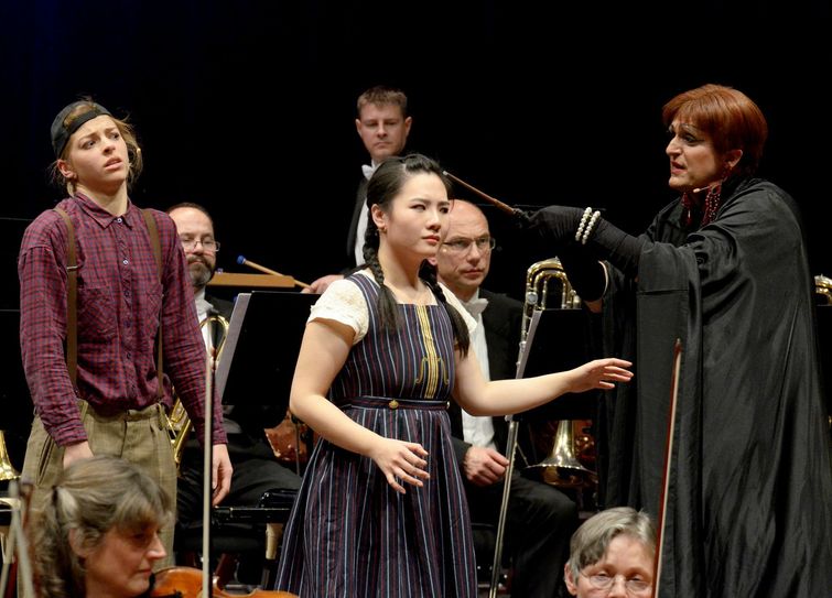 Szene aus „Knusper, knusper, Knäuschen“. Foto: Elbland Philharmonie Sachsen/K.-D. Brühl