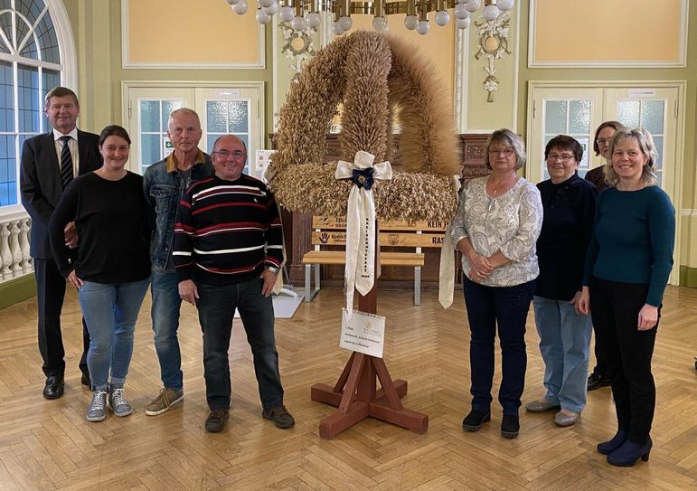 Aufstellen der Erntekrone aus Lindenau im Kreishaus Calau und Übergabe des Kunstwerkes von den Landfrauen aus Lindenau an die 1. Beigeordnete des Landkreises, Grit Klug.