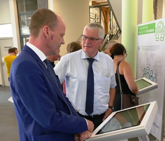 Sachsens Finanzminister Dr. Matthias Haß und Landrat Bernd Lange bei der Ausstellungseröffnung in Görlitz. Foto: Landratsamt Görlitz