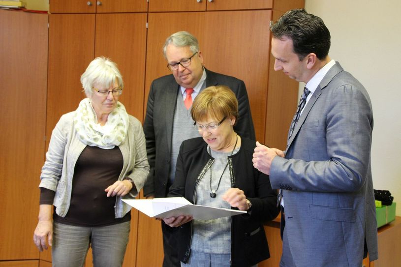 Ein erfreulicher Blick in die Förderunterlagen: Schulleiterin Margit Wohlfahrt (l.), Landtagsabgeordnete Geert Mackenroth und Oberbürgermeister Marco Müller (r.) schauen Bildungsministerin Brunhild Kurth erwartungsvoll über die Schulter. Fotos: Farrar
