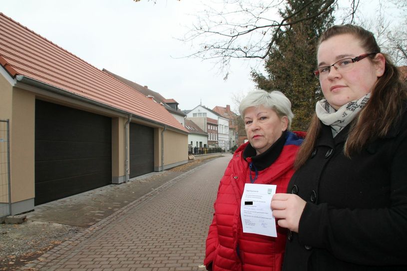Weil diese Garagenausfahrt wohl zu eng ist, wurden kurzerhand vier Parkplätze gestrichen. »Der Bürgermeister soll seinen Führerschein abgeben, wenn er da nicht rauskommt!«, schimpft Anwohnerin Marion S. (Foto links).