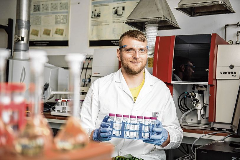 Björn Fiebig, der an der BTU in Senftenberg Materialchemie studiert, bei der Laborarbeit in der Arbeitsgruppe Physikalische Chemie. Foto: BTU Cottbus-Senftenberg