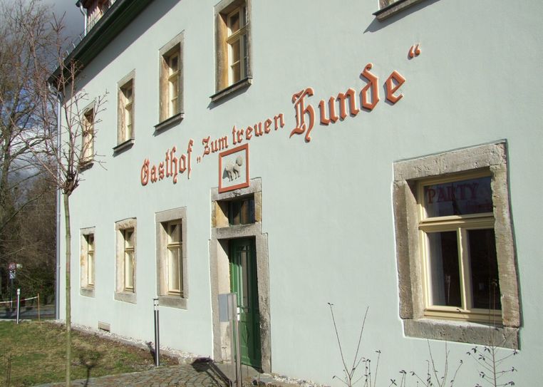 Neben dem Seifersdorfer Schloss gehört auch der Gasthof »Zum treuen Hunde« zu den touristischen Sehenswürdigkeiten des Wachauer Ortsteiles.