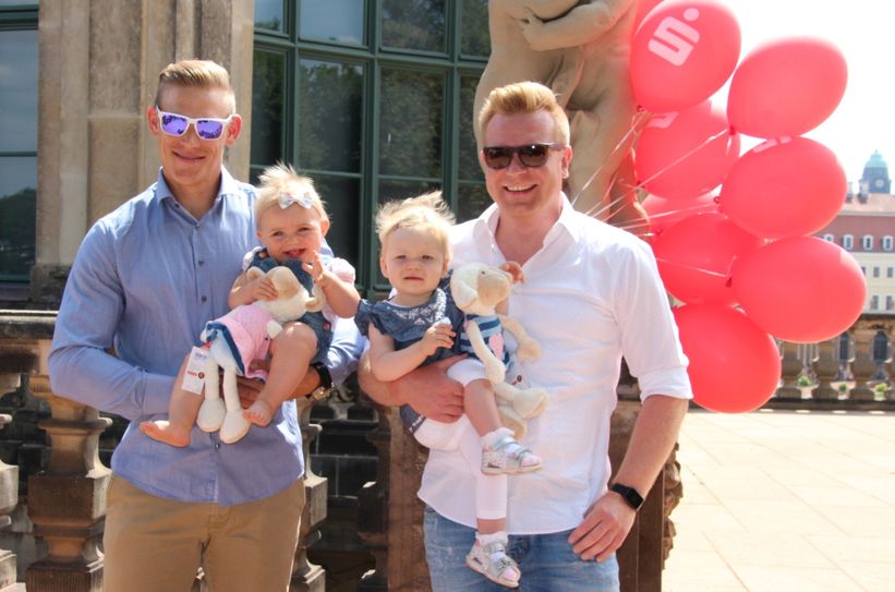 Karl Schulze mit Leni und Lars Wätzold mit Valentina führen die 12. Babyparade am 19. August an.