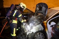 In der Bischofswerdaer Spargasse ging ein Auto in Flammen auf. Foto: Rocci Klein