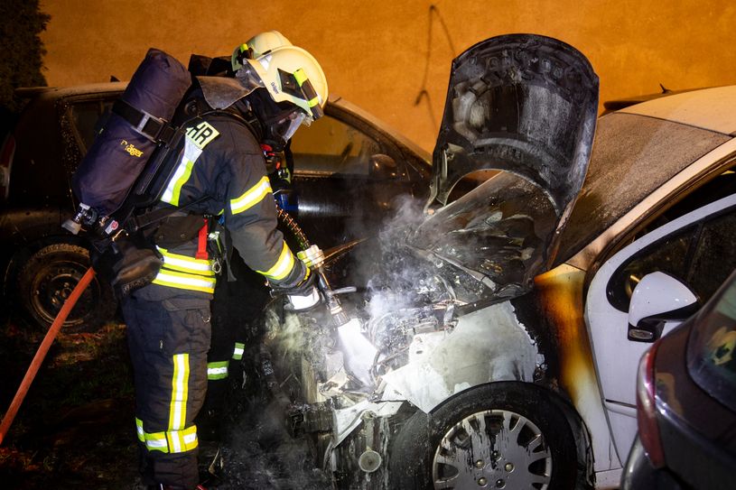 In der Bischofswerdaer Spargasse ging ein Auto in Flammen auf. Foto: Rocci Klein