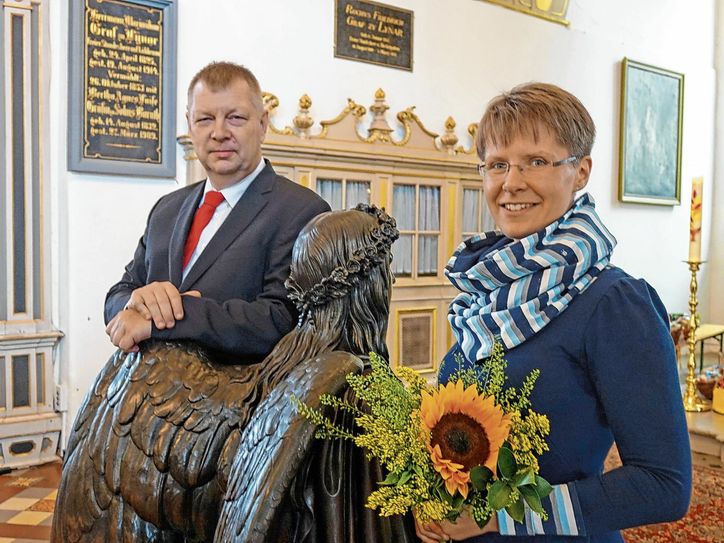 Ulrike Garve (rechts) ist jetzt während eines Festgottesdienstes in Lübbenau von Superintendent Thomas Köhler in ihr Amt als Pfarrerin eingeführt worden. Foto: Franziska Dorn/Evangelischer Kirchenkreis Niederlausitz