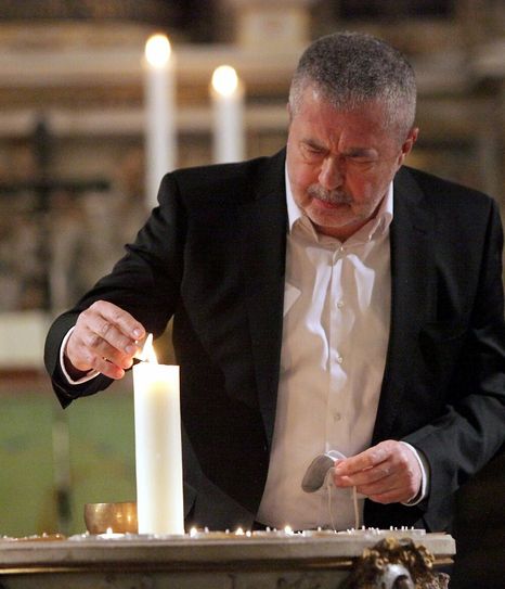 Auch Landrat Michael Geisler entzündete ein Friedenslicht.