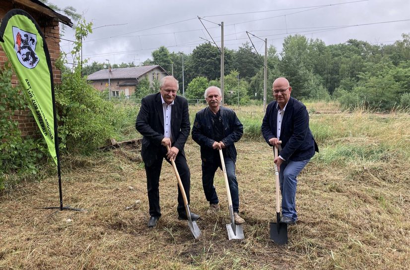 Der Spatenstich zur Aufwertung des westlichen Bahnhofsumfeldes in Brand ist mit dem Amtsdirektor Oliver Theel (li., Amt Schenkenländchen), dem Bürgermeister Ralf Kunze (Mitte, Gemeinde Halbe) und LDS-Landrat Stephan Loge (re.) erfolgt.
