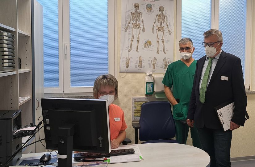 Prof. Dr. E. Hartwig überprüfte auch die orthopädische Praxis in Forst. Schwester Mandy sowie Oberarzt und Senior-Hauptoperateur Sulaiman Husam gaben gerne Auskunft.