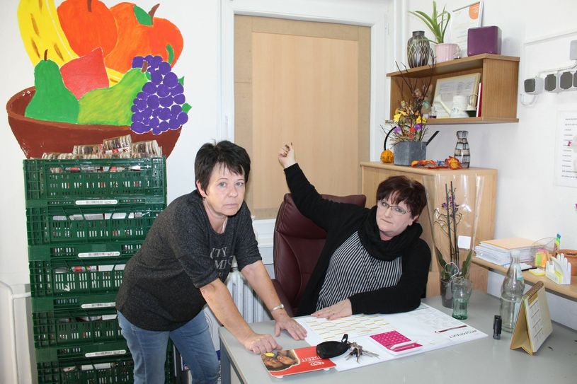 Einrichtungsleiterin Madlen Krenz (r.) und Projektleiterin Katrin Scholz sind fassungslos. Immer wieder wird das »Haus der Begegnungen« von Einbrechern heimgesucht, Das Fenster im Hintergrund wurde Anfang Oktober zerstört und musste provisorisch mit Holz verkleidet werden. Foto: Silke Richter