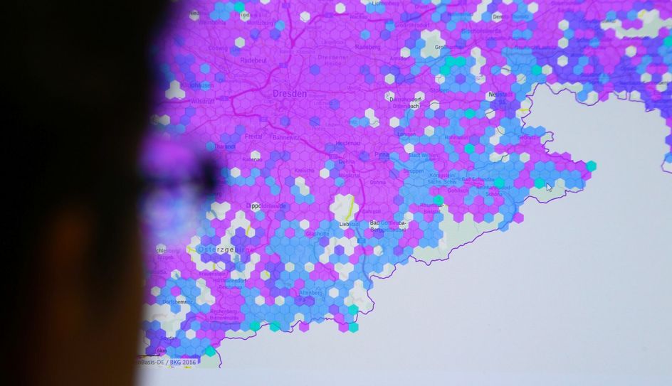 Die Funklochkarte: Blaue Flächen entsprechen dem Übertragungsstandard EDGE (hellrosa LTE/4G).  Foto: Schramm