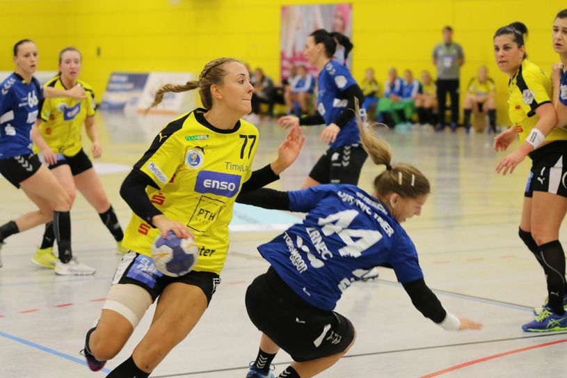 Lisa Loehnig umkurvt ihre Gegenspielerin. Foto: Henry Lauke