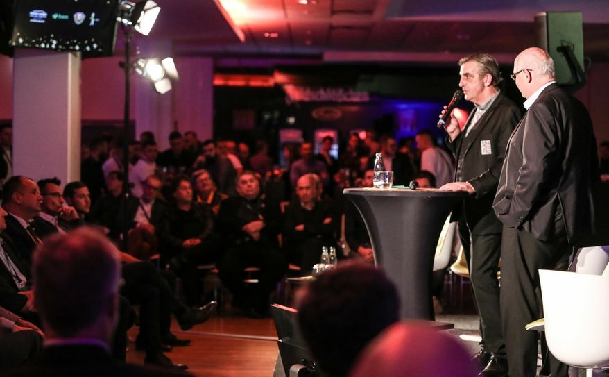 Auf dem Podium Dynamos Sportgeschäftsführer Ralf Minge und Axel Eichholtz, Geschäftsführer der BAM Sports GmbH (v.l.). Foto: Nicole Urban