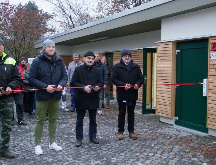 Der Kamenzer Oberbürgermeister Roland Danz (r.). bei der Eröffnung des neuen Wirtschaftsgebäudes. 
 Foto: Rainer Könen