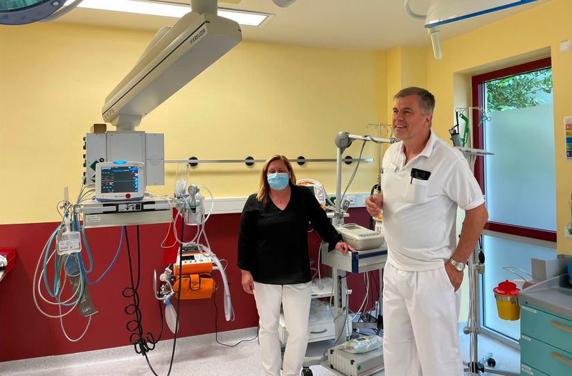 Die leitende Schwester Claudia Kühne und der der leitende Oberarzt Dr. med. Robert Kleinstäuber führten die Presse am 11. Juli durch die frisch sanierte Notaufnahme.