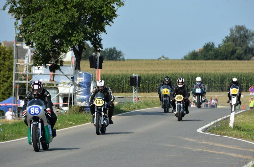 Das Rennen um das Weidaer Dreieck hat Tradition. Bereits zum 16. Mal touren die Oldtimer-Maschinen auf zwei Rädern besonders geschickt, langsam oder rasant in verschiedenen Klassen.