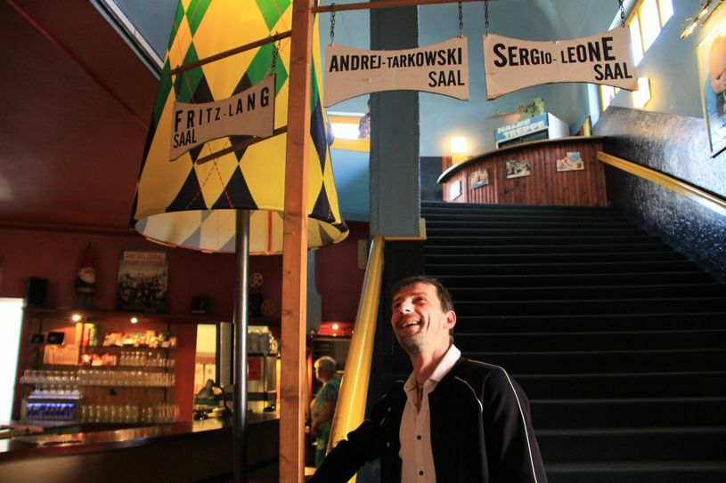 Stefan Ostertag unter dem Wegweiser. Bald müssen da noch zwei weitere Schilder dran. Er hat wohl schon erste Ideen, was darauf stehen wird.                                          Foto: Schramm
