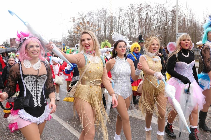 Der KCC mit dem Bürgermeister, der Funkengarde und den Showgirls. Fotos: Gemeinde Kolkwitz