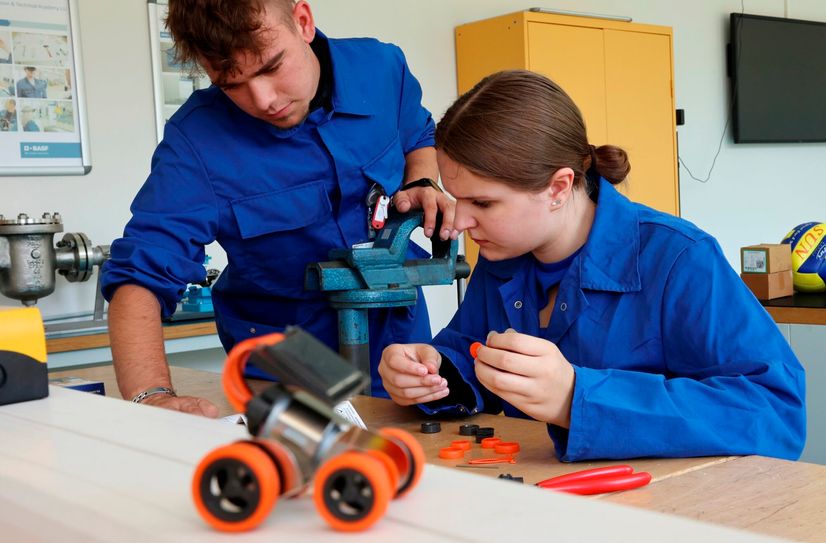 12 Schüler besuchten die Summerschool der BASF Schwarzheide GmbH und konnten sich einen Eindruck von der Arbeitswelt eines Chemieunternehmens machen.