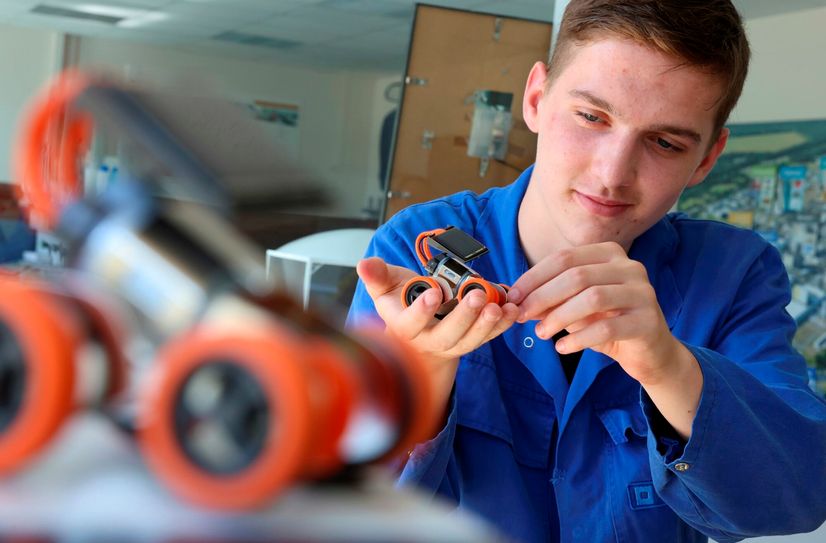 12 Schüler besuchten die Summerschool der BASF Schwarzheide GmbH und konnten sich einen Eindruck von der Arbeitswelt eines Chemieunternehmens machen.