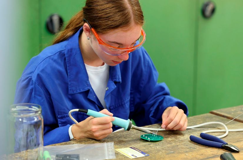 12 Schüler besuchten die Summerschool der BASF Schwarzheide GmbH und konnten sich einen Eindruck von der Arbeitswelt eines Chemieunternehmens machen.