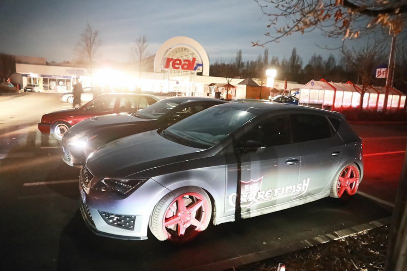 Auto-Spektakel auf dem real-,Parkplatz in Heidenau