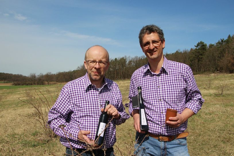 Frank Schellmann und Holger Reinicke auf der Holunder Plantage nahe Bärnsdorf (Radeburg). Fotos: Schramm