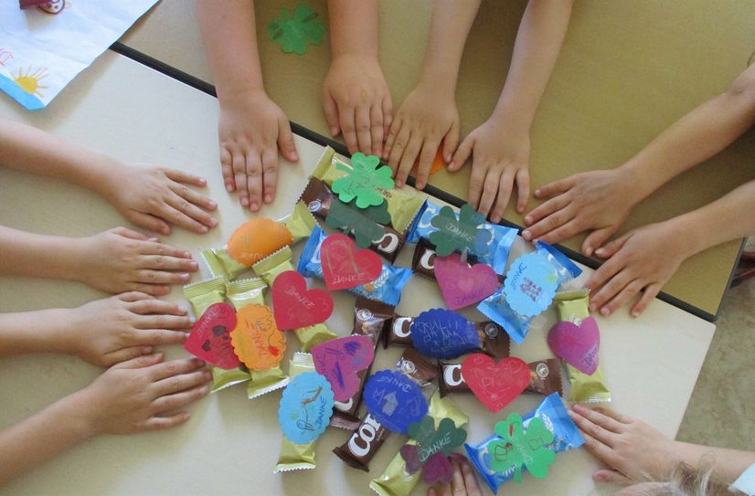 Kinder der ASB-Kita Moosmutzelreich gestalten einen besonderen Gruß.