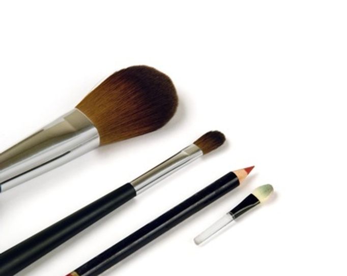 Bei dem Seminar geht es nicht um das perfekte Make-up, sondern darum, den Krebspatientinnen ein Stück Normalität zurückzugeben. Foto: Fotolia