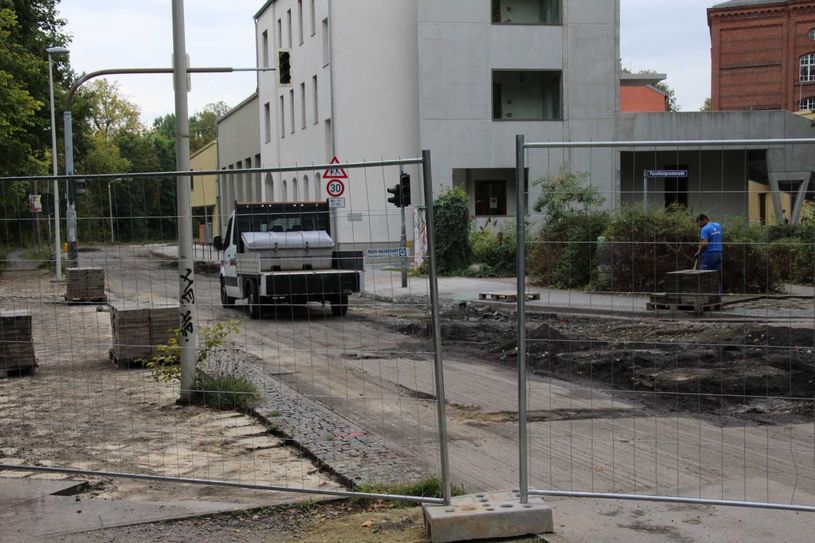 Saniert wird die Straße am Spreeufer seit dem 22. September. Foto: jho