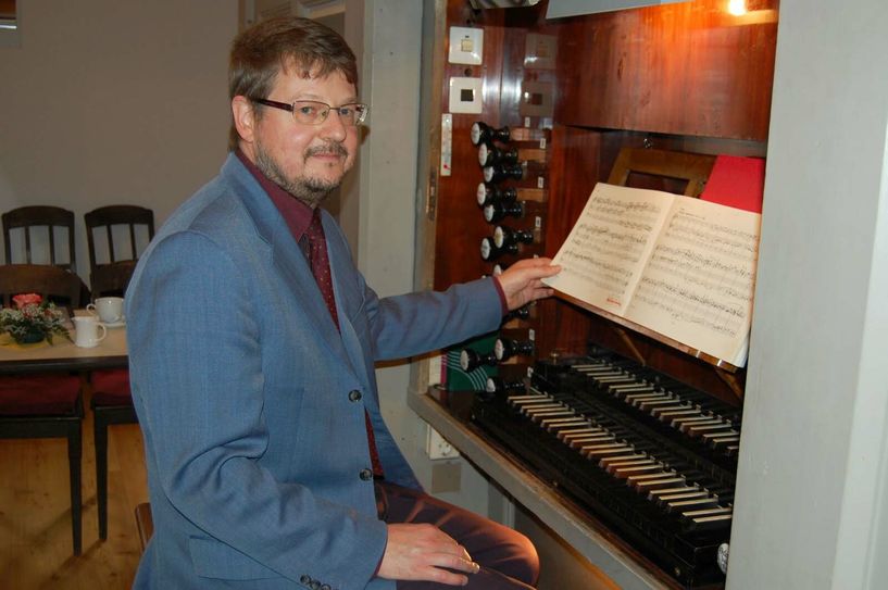Vorsitzender des Orgelvereins Riesa, Stephan Seltmann, möchte bald wieder alle Register an der historischen Jahn-Orgel in der Klosterkirche spielen können. Fotos: Farrar