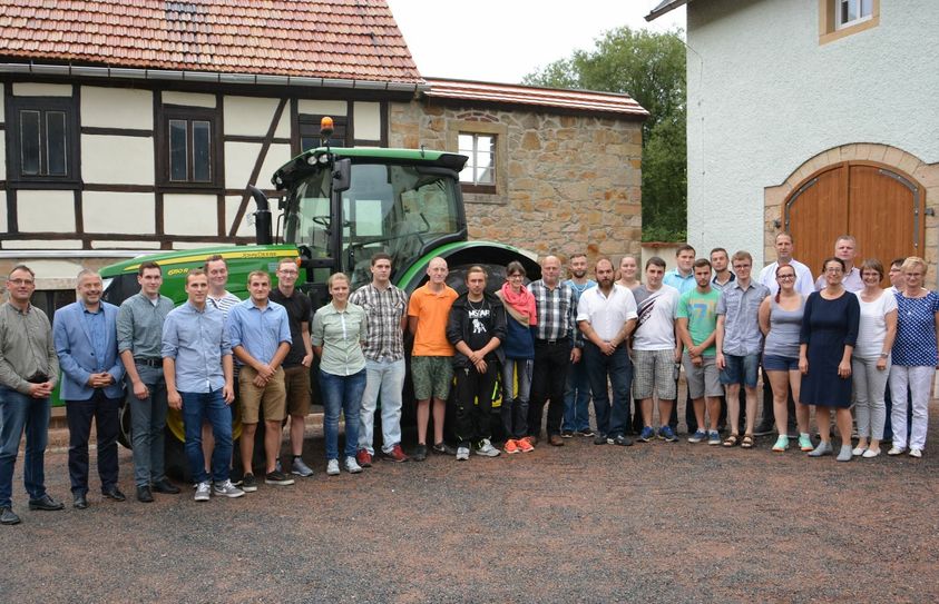 Die jungen Landwirte haben sich zum Fototermin vor ihrem "Arbeitsgerät" gemeinsam mit Landrat Michael Geisler (li.) getroffen. Foto: LRA