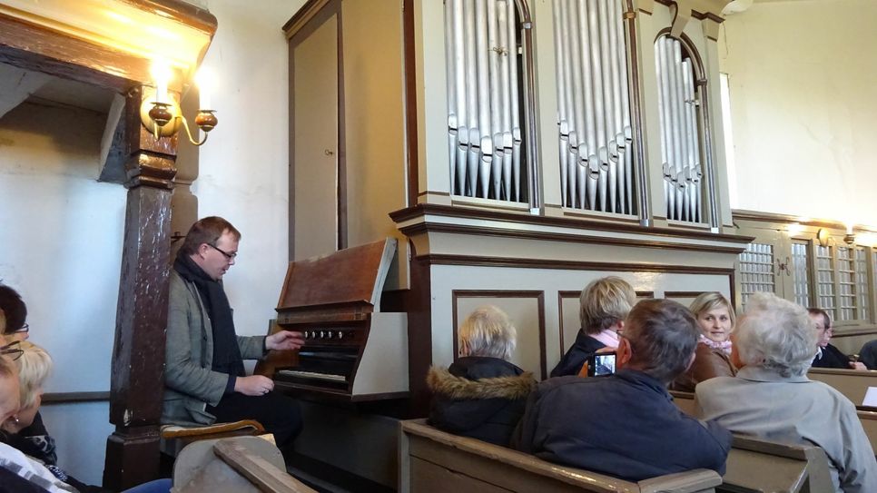 Der Herzberger Kantors Gerhard Noetzel  spielte selbst die Orgel, die dringend restauriert werden muss.