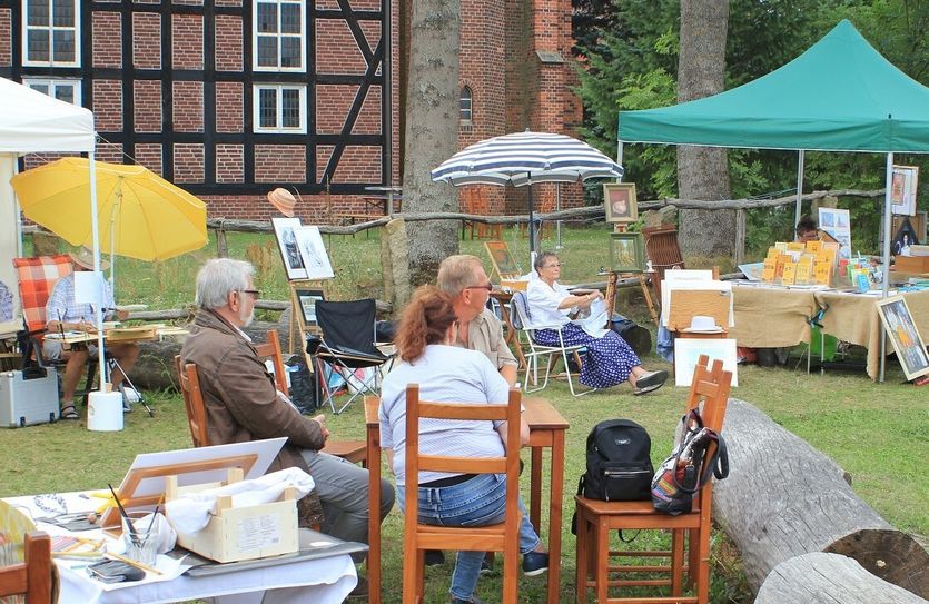 Kunstschaffenden über die Schulter schauen – so wie hier im vergangenen Jahr – können Interessierte beim Kunstgartenfest in Dissen. Foto: Sprachschule