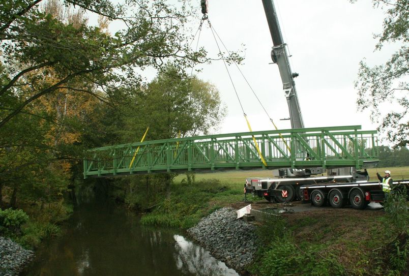 Hier schwebt die neue Brücke heran. Fünf Tonnen wiegt sie und wurde gebaut in Baden Württemberg. Foto: K. Möbes