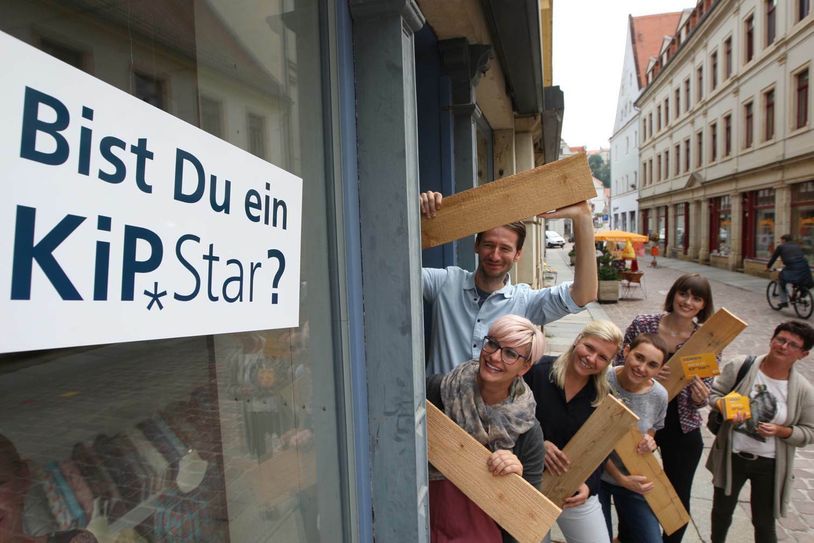 V.l: Ronny Sick vom Modelleisenbahn Shop Pirnaer Lokschuppen, Anja Sick vom Fashion-Shop FunkyTown, Jana Türke vom Citymanagement Pirna, Katrin Böttger vom Wein und Spirituosen Geschäft „Vom Fass“, Josephine Bahr, Mitarbeiterin Marketing bei der Volksbank Pirna und Katrin Zenker vom Haushaltsfachgeschäft und der Messer-Manufactur Pirna lösen die Bretter an dem vernagelten, verbarrikadierten Geschäft auf der Schössergasse.