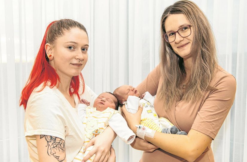 Chantal mit Tochter Lacey Celeste (l.) und Saskia mit Sohn Tim (r.).