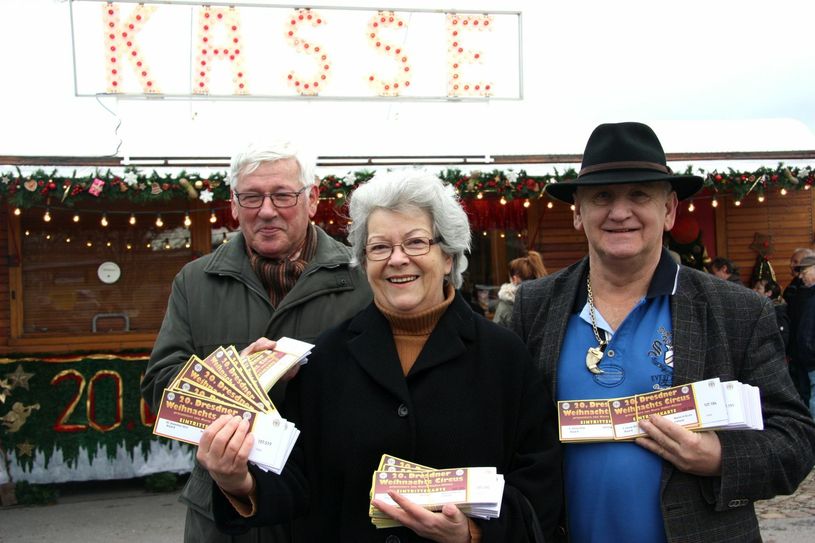Dietmar Haase (Landesverband Sächsische Tafeln e.V.), Edith Franke, frühere Vorsitzende des Dresdner Tafel e.V. (sie hat die jährlicher Spende der Karten für bedürftige Familien vor vielen Jahren initiiert) und Zirkusdirektor Mario Müller-Milano). Foto: PR