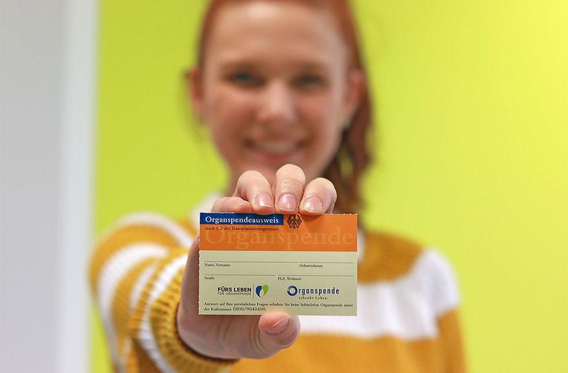 Zur Organspende braucht es in Deutschland eine aktive Bereitschaftserklärung. Das geht per Organspendeausweis, kann aber auch in einer Patientenverfügung festgehalten werden.