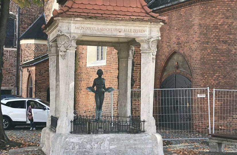 Ein Markenzeichen der Kurstadt Bad Liebenwerda, dem Verwaltungssitz der Verbandsgemeinde Liebenwerda: Der Marktbrunnen mit dem Hirtenmädchen Barbara im Herbst dieses Jahres.