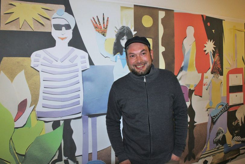 Sebastian Arsand vor einer seiner Collagenwände.                                           Foto: J. Weser