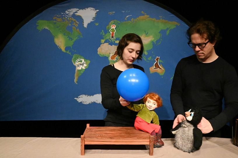 “Mit Pinguin auf Reisen” heißt es am Abschlusstag im Puppenspiel mit Josephine Egri und Hauke Grewe vom Piccolo Theater Cottbus für Kinder ab vier Jahr. Foto: Piccolo-Theater Cottbus/Michael Helbig