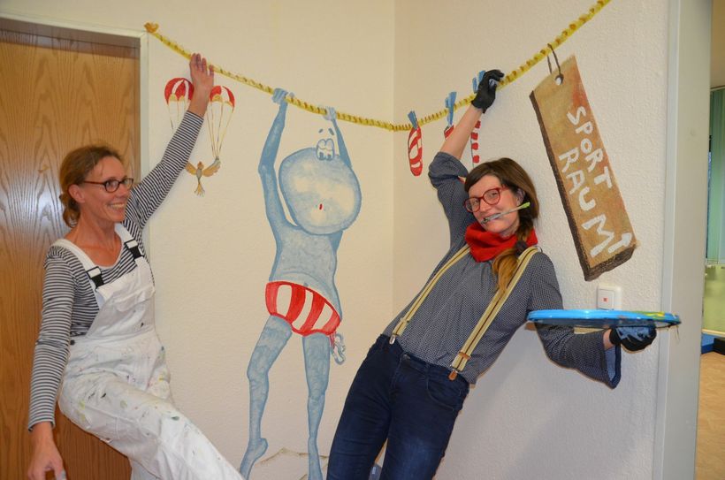 Die beiden Künstlerinnen Gesine Wolf-Bergk (l.) und Stephanie Mai (r.) sorgten für bunte und lebendige Wände in den Fluren der Kinder-Insel Froggi. Foto: D. Petermann